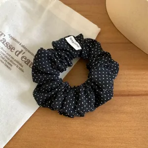 Choucou chic et minimaliste en tissu à pois noirs avec étiquette tissée fait main