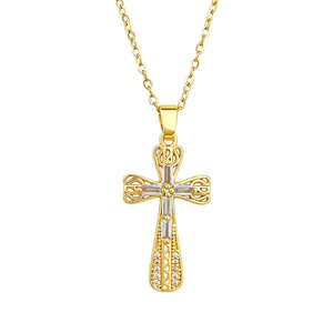 Dettaglio di una collana a croce in acciaio inossidabile dorato con zirconi brillanti.