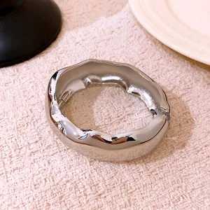 Bracelet jonc ovale argenté ondulé minimaliste avec finition brillante