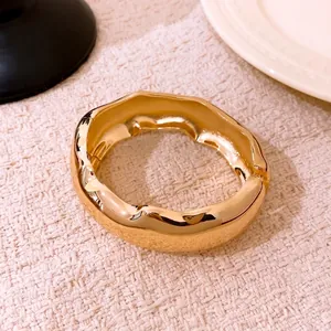 Élégant bracelet jonc ovale doré ondulé avec une finition miroir minimaliste pour femme
