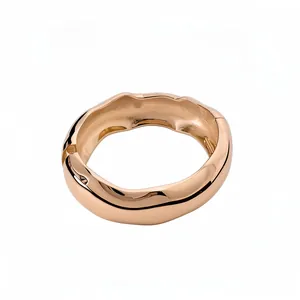 Bracelet jonc à vagues doré minimaliste au design fluide irrégulier pour femme