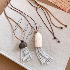 Collier pendentif bohème en bois avec glands de perles et cordon en cuir