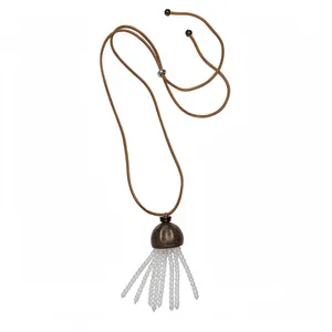 Collier long en cordon de cuir élégant avec pendentif en bois et glands en perles