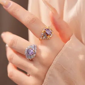 Elegante Nahaufnahme von 18 Karat vergoldeten lila Zirkonringen an einer Modelhand