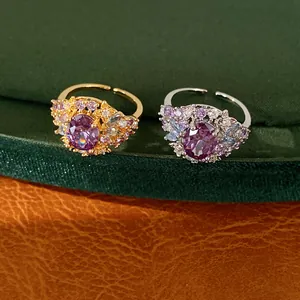 Nahaufnahme eleganter 18 Karat vergoldeter und silberner lila Zirkonia Ringe, offen