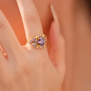 Nahaufnahme des vergoldeten Rings mit lila Zirkon und komplizierten Kristalldetails