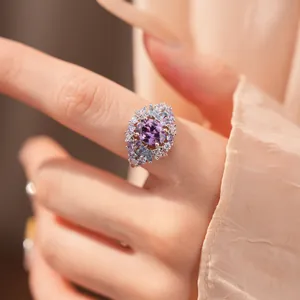 Detailansicht des 18k vergoldeten ovalen Amethyst-Rings mit Zirkonia-Akzenten