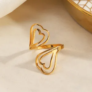Élégante bague ouverte en acier titane doré avec double cœur ajouré pour femmes