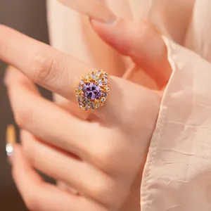 Detailansicht eines vintage 18k vergoldeten Rings mit ovalem lila Zirkon am Finger