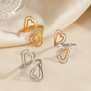Bagues ouvertes minimalistes élégantes à double cœur sur un tissu de satin doux