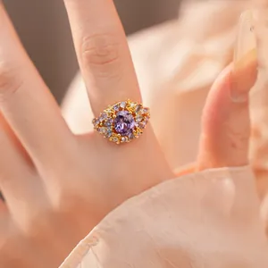 Nahaufnahme eines vergoldeten 18k Rings mit einem ovalen lilafarbenen Zirkonia-Edelstein