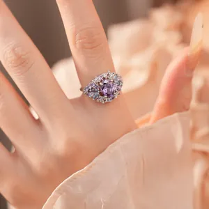 Nahaufnahme eines exquisiten 18-Karat-vergoldeten ovalen Zirkonrings im Vintage-Palast-Stil.