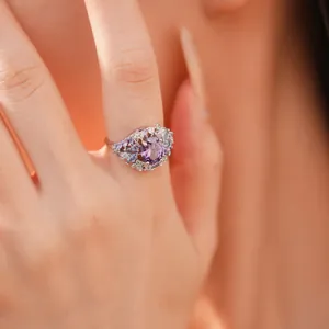 Detailaufnahme eines vintage Rings mit ovalem lila Zirkon und blauen Kristallakzenten.