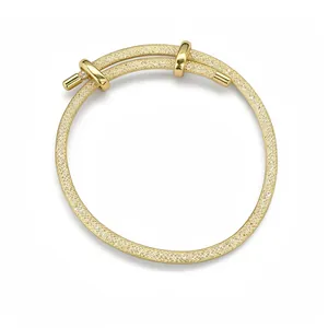 Elegante goudkleurige verstelbare mesh armband met zirkoon accent en getextureerde afwerking