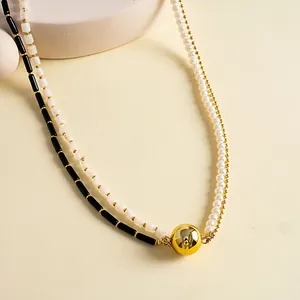 Vue détaillée de ce collier vintage multicouche avec perles et boule dorée