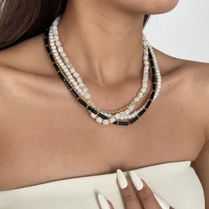 Vue détaillée d'un collier de perles vintage multicouches en acrylique sur un modèle