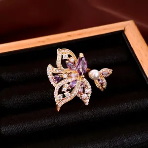Anillo de ala de lujo chapado en oro de 18k con circonitas moradas y perla