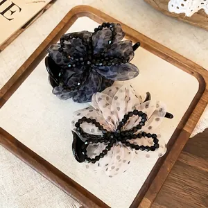 Κομψά κλαμερ μαλλιών από σιφόν με πουά και μαύρες λεπτομέρειες από χάντρες για γυναίκες