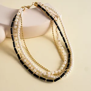 Vue détaillée d'un collier à plusieurs rangs avec perles vintage, perles noires et dorées
