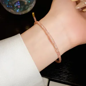 Elegante close-up van een roségouden mesh verstelbare armband met zirkoon om de pols