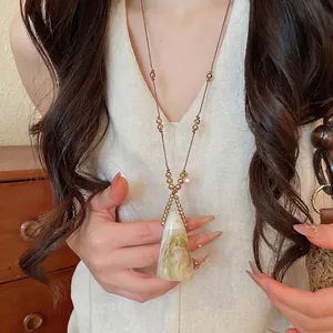 Collar con Colgante de Resina y Madera Bohemio para Mujer Cadena de Suéter de Cordón de Cuero Largo Joyas Geométricas con Pan de Oro