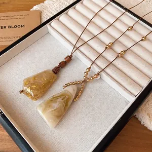 Collar de resina con colgante artístico, cuentas de madera y textura de mármol en cuero