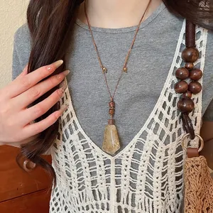 Collar con colgante de resina hecho a mano con pan de oro y cuentas de madera