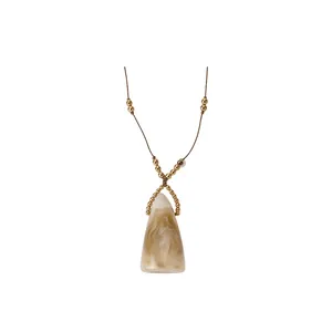 Collar con colgante de resina minimalista con patrón jaspeado en cordón de cuero marrón