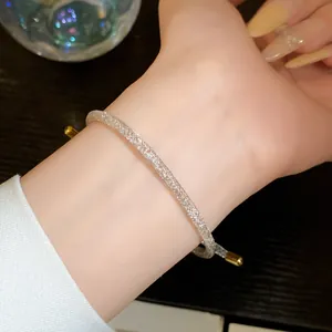 Gedetailleerde macro-opname van een elegante zirkoon netarmband gedragen om de pols