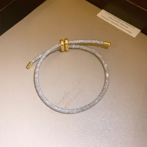Macro-opname van een sprankelende, met zirkoon gevulde armband met gouden sluitingen