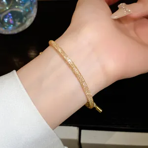 Detail van verstelbare gouden mesh armband om de pols voor een elegante uitstraling
