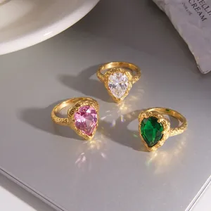 Anillos de acero inoxidable chapados en oro con circonitas vibrantes en forma de gota