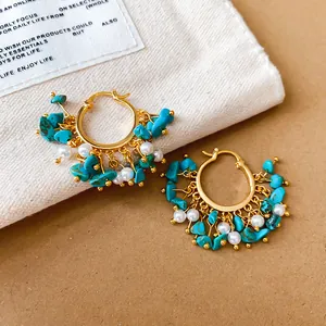 Boucles d'oreilles créoles dorées avec pépites de turquoise et perles blanches