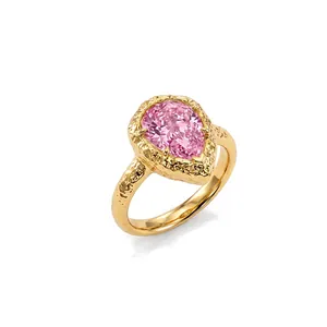 Anillo de lujo en acero inoxidable con circonita rosa de pera y textura de oro martillado