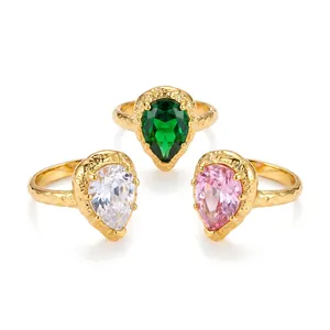 Tres anillos de circonita en forma de pera en verde, rosa y claro con acabado de oro