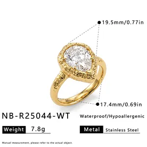 Vista detallada del anillo de acero dorado con circonita de pera y textura martillada