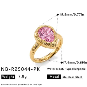 Primer plano detallado de anillo de acero inoxidable dorado con circón rosa en forma de pera