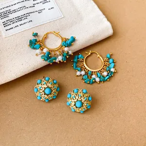 Vue détaillée de boucles d'oreilles vintage plaquées or 18 carats avec turquoise et perles.