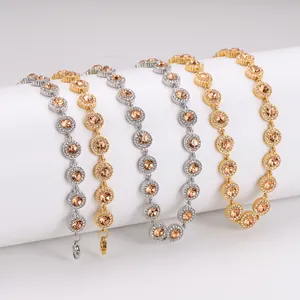 Detailansicht von glänzenden Champagner-Zirkon-Halsketten aus Gold- und Silber-Edelstahl