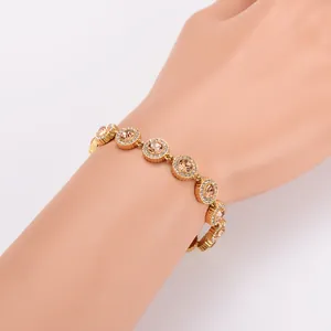 Detailansicht des Armbands mit champagnerfarbenem Zirkon, funkelnder Zirkonia-Schmuck.