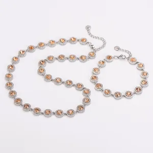 Detailansicht eines Schmucksets mit champagnerfarbenem Zirkon und Heiligenschein-Design
