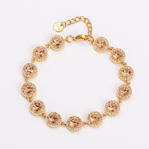 Detailansicht des champagnerfarbenen Zirkonarmbandes mit glänzenden Mikropflaster-Kristallen.