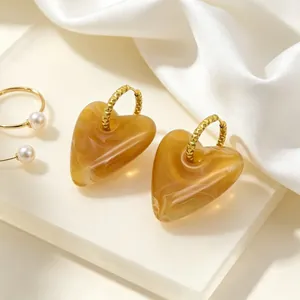 Detail von marmorierten Harz-Herz-Creolen in Goldoptik, Vintage-Stil für Damen Schmuck