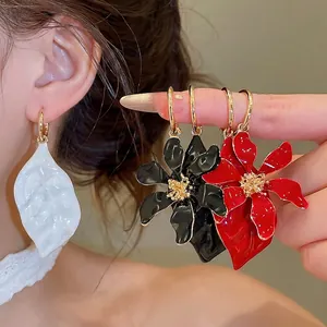 Elegantes pendientes asimétricos de flores y hojas con acabado de esmalte de color