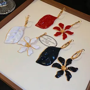 Pendientes de aro vintage de esmalte con flores y hojas doradas