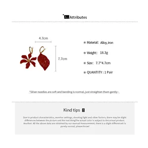 Especificaciones de tamaño y material de pendientes asimétricos de flores rojas