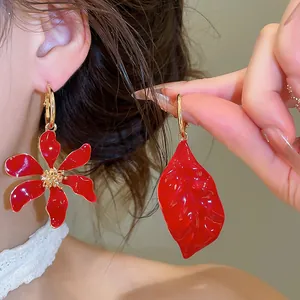 Pendientes de aro asimétricos hechos a mano de esmalte rojo flor y hoja con acabado dorado