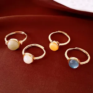 Cuatro lujosos anillos abiertos bañados en oro 18k con piedras de colores vivos
