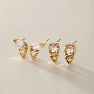 Detailansicht goldener Titanstahl-Ohrringe mit geometrischen Zirkonia-Einlagen