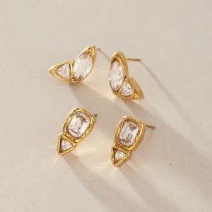 Makrodetail der goldfarbenen Edelstahl-Ohrringe mit Zirkonia-Schmetterlingsdesign